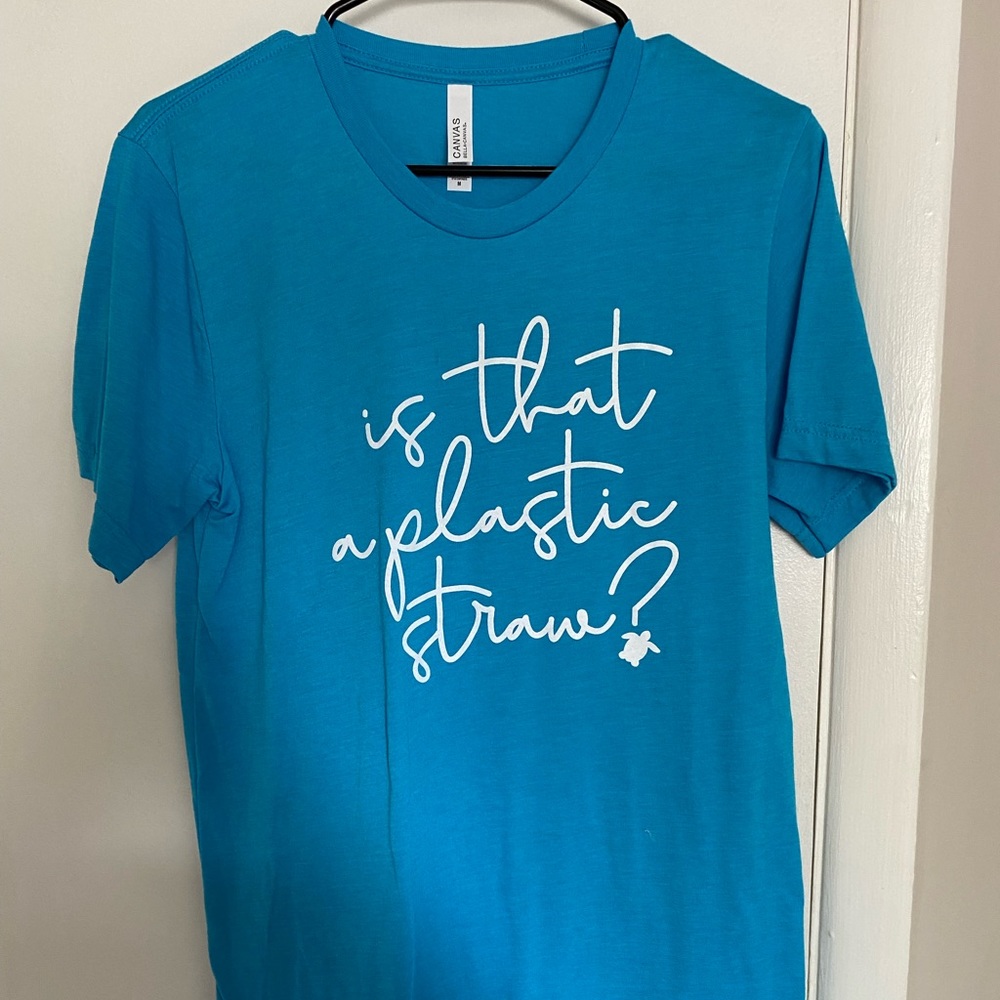 Crew neck graphic T-shirt. Perfect for a causal day.